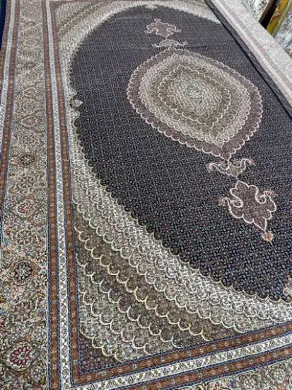 تصویر  فرش دست‌باف ۹ متری طرح ماهی – نخ مرینوس با گل ابریشم