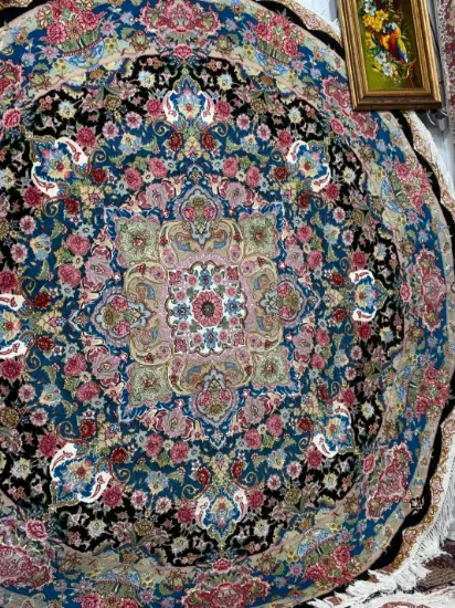 تصویر  فرش گرد خطیبی ۱٫۵ × ۱٫۵ متر – ۳۰ رج – گل و ترنج ابریشم